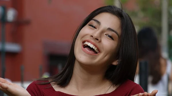 Diversão feliz adolescente menina — Fotografia de Stock