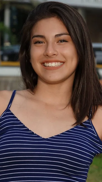 Feliz Hispânico Peruano Adolescente Menina — Fotografia de Stock