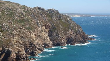 Cliffs sahil ya da kıyı boyunca