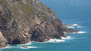 Cliffs sahil ya da kıyı boyunca