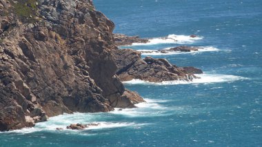 Cliffs sahil ya da kıyı boyunca