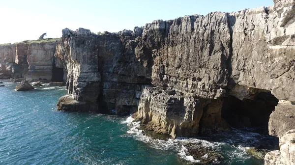 Formación de acantilados y costa del mar — Foto de Stock