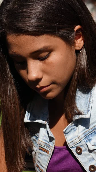 Triste e solitário adolescente menina — Fotografia de Stock