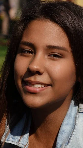 Une Adolescente Hispanique — Photo