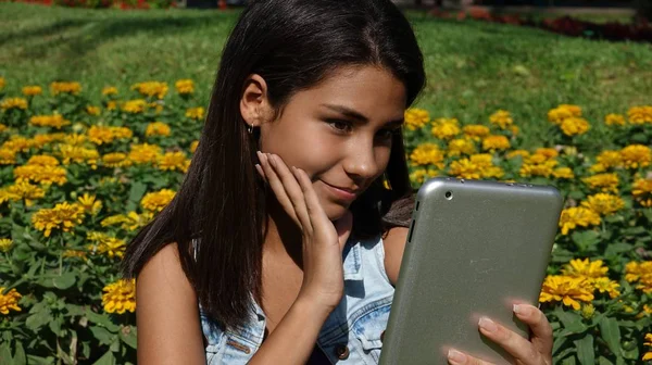 Gelukkig tiener met Tablet — Stockfoto