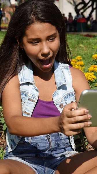 Adolescente chica divirtiéndose con tableta —  Fotos de Stock