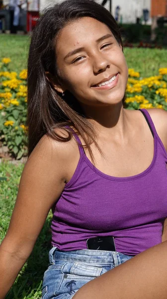 Счастливая перуанская девочка-подросток — стоковое фото