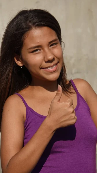 Adolescente menina polegares para cima — Fotografia de Stock