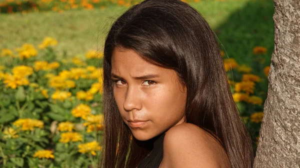 Hispânico adolescente menina — Fotografia de Stock