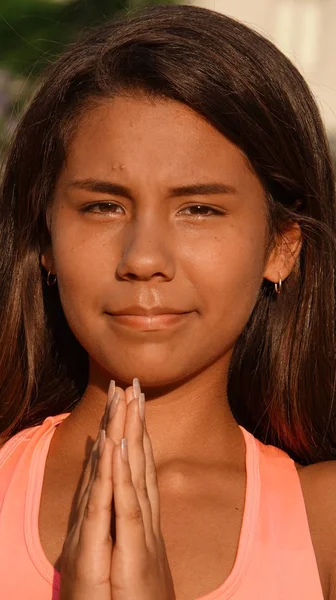 十代の少女のヨガのポーズや祈り — ストック写真