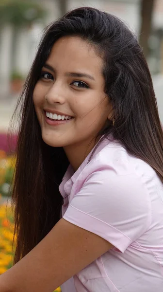 Sorrindo menina adolescente — Fotografia de Stock