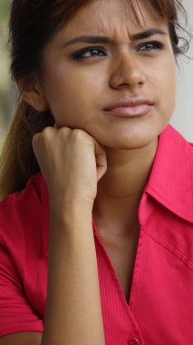 Üzgün ya da dalgın genç kadın Teen