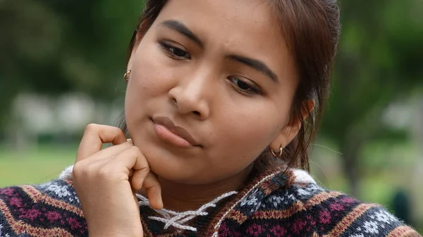 Triste peruano adolescente menina — Fotografia de Stock