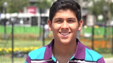 Mutlu İspanyol genç çocuk