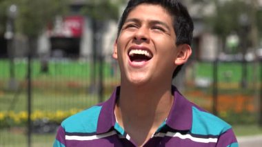 Genç çocuk gülüyor