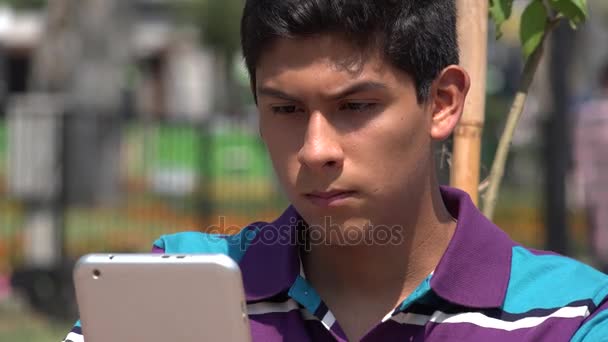 Teen Boy leitura Tablet Ebook — Vídeo de Stock