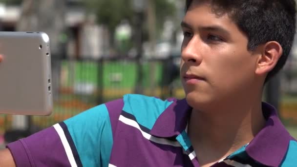 Teenager-Junge nimmt Video mit Tablet auf — Stockvideo