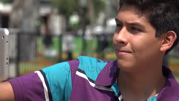 Teen Boy nahrávání videa pomocí tabletu — Stock video