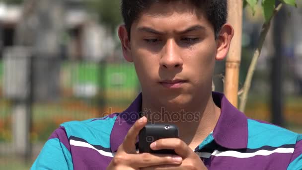 Teen Boy sms utilizzando Smartphone — Video Stock