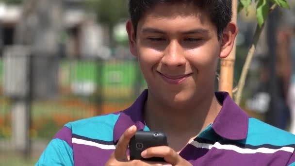 Homme adolescent textos en utilisant un téléphone portable — Video