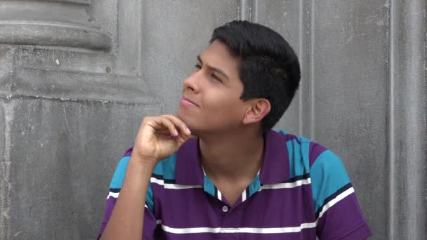 Adolescente chico pensando — Vídeo de stock