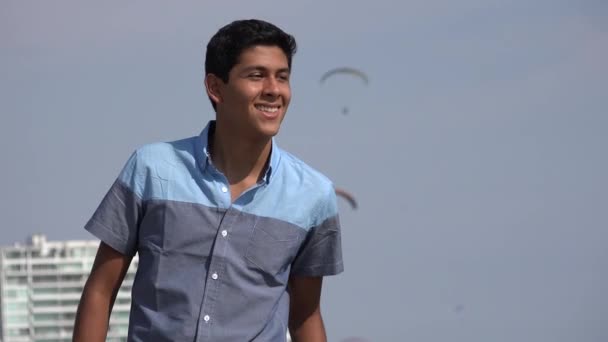 Ισπανόφωνος Έφηβος αγόρι σε διακοπές — Αρχείο Βίντεο