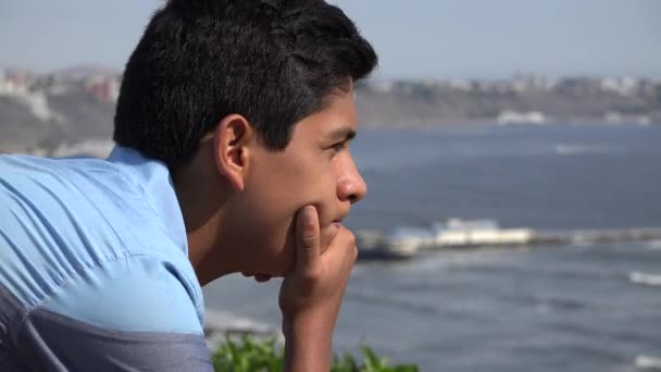 Мальчик-подросток в океане — стоковое видео