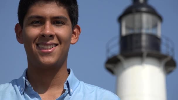 Счастливый мальчик-подросток на маяке — стоковое видео
