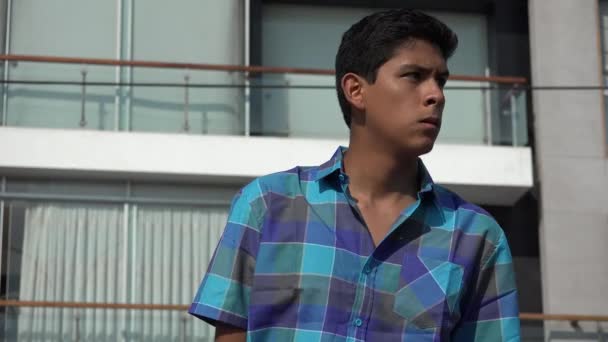 アパートでせっかちな十代の少年 — ストック動画