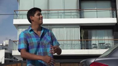 Genç çocuk dışarı asılı