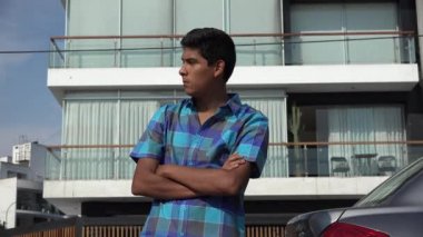 Aylak aylak dolaşıyor ya da sabırla bekleyen genç çocuk