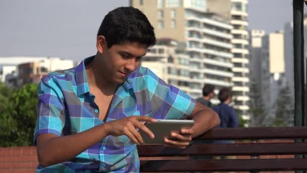 Έφηβος αγόρι χρησιμοποιώντας Tablet — Αρχείο Βίντεο