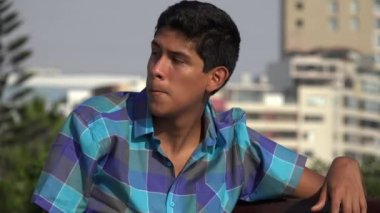 Ciddi kentsel genç çocuk