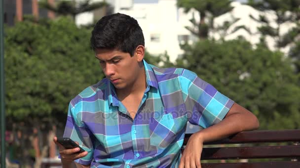 Мальчик-подросток с помощью сотового телефона — стоковое видео