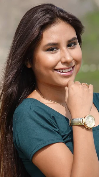 Adolescente hispânico feminino vestindo relógio — Fotografia de Stock
