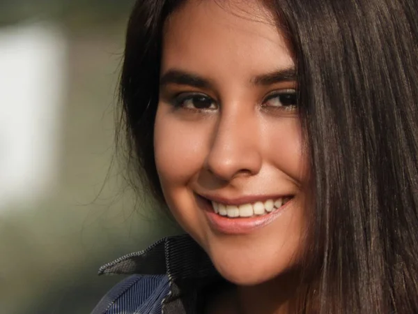 Smiling Female Teen — Stock Photo, Image