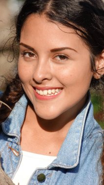 Gülümseyen genç kişi