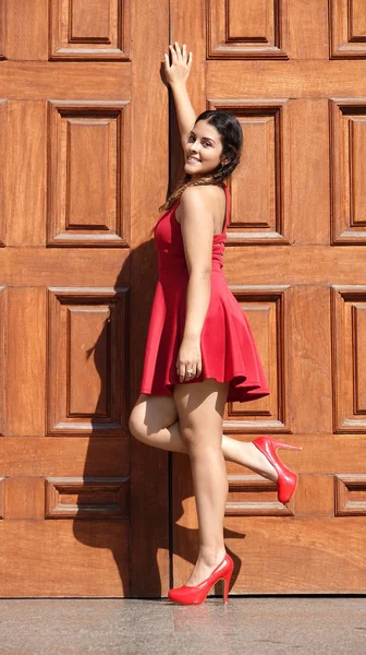 Genç kadın kırmızı elbise — Stok fotoğraf