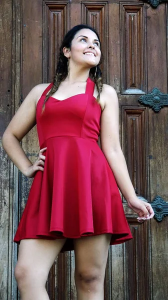 Kadın genç sevimli kırmızı elbise — Stok fotoğraf