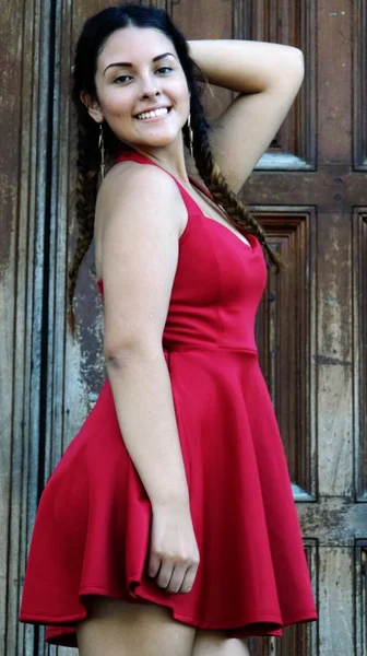 빨간 드레스에 히스패닉계 여자 — 스톡 사진