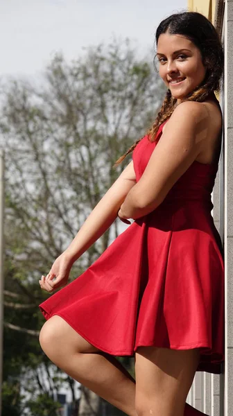 Adolescente menina vestido vermelho — Fotografia de Stock