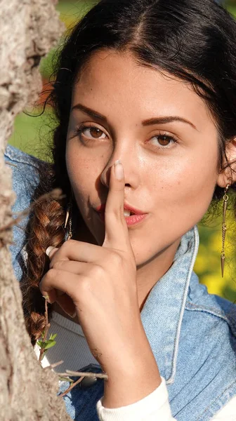 Silenzio e silenzio giovanissima ragazza — Foto Stock