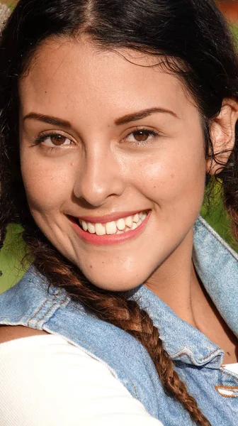 Sorridente giovanissima ragazza — Foto Stock