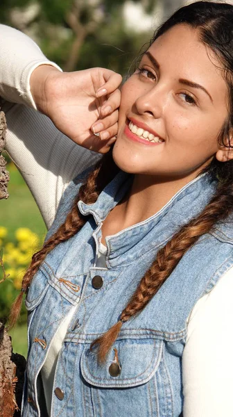 Felicidad y gente sonriendo — Foto de Stock