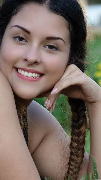 Sorridente bella ragazza — Foto Stock