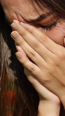 Üzgün erkek ağlıyor