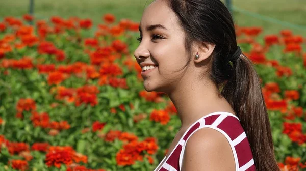 Joven persona sonriendo — Foto de Stock