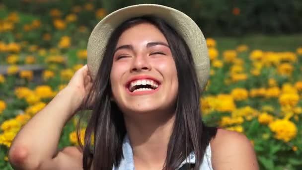 Счастливая девочка-подросток смеется — стоковое видео