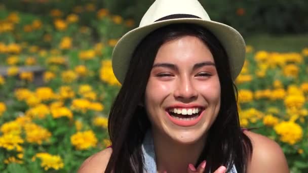 Ευτυχισμένος ενθουσιασμένος έφηβος κορίτσι — Αρχείο Βίντεο