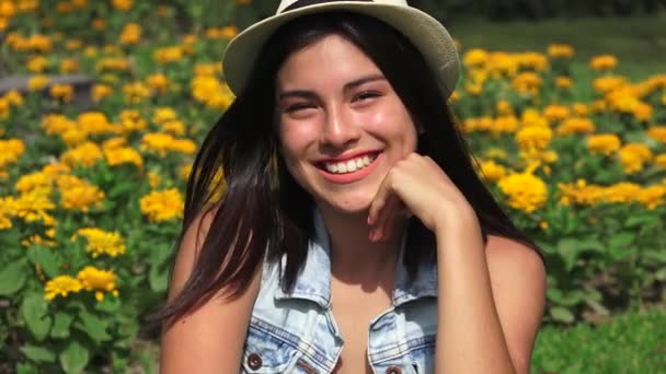Sonriente adolescente chica — Vídeo de stock